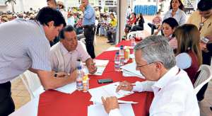 Tres grandes cadenas comerciales del pa&iacute;s participaron ayer en las rondas de negocios con el fin de incluir a microempresarios en la cadena. Foto:  Miguel Castro.