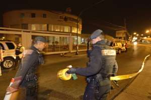 Personal de la Polic&iacute;a Nacional y medios de comunicaci&oacute;n se acercaron a las instalaciones de EL TEL&Eacute;GRAFO, luego de que estallara una bomba panfletaria, la noche de ayer. Foto: Francisco Ipanaqu&eacute; / El Tel&eacute;grafo