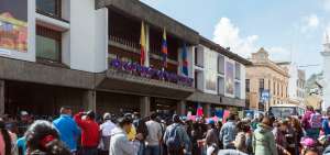 Cuatro grupos de manifestantes se congregaron la ma&ntilde;ana de ayer jueves en las afueras del Municipio quite&ntilde;o para expresar sus reclamos.