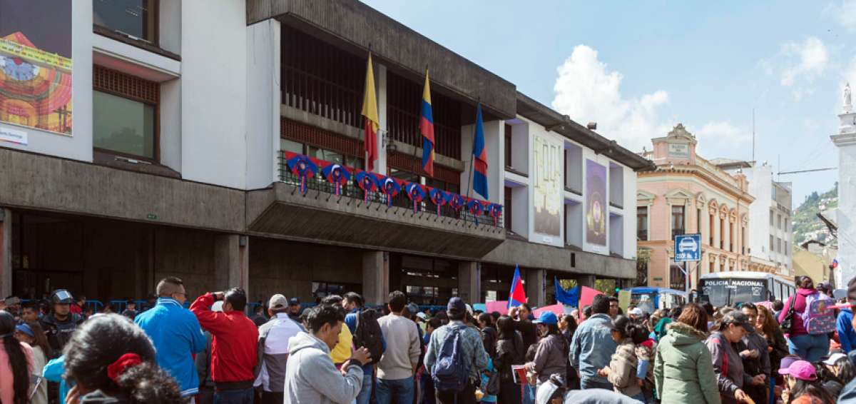 Cuatro grupos de manifestantes se congregaron la ma&ntilde;ana de ayer jueves en las afueras del Municipio quite&ntilde;o para expresar sus reclamos.