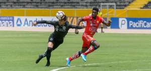 El volante de Am&eacute;rica de Quito, Nicol&aacute;s D&aacute;vila (i), cabecea el bal&oacute;n ante la presencia de Jonathan Borja, en el cotejo disputado este domingo 29 de septiembre en el estadio Atahualpa.