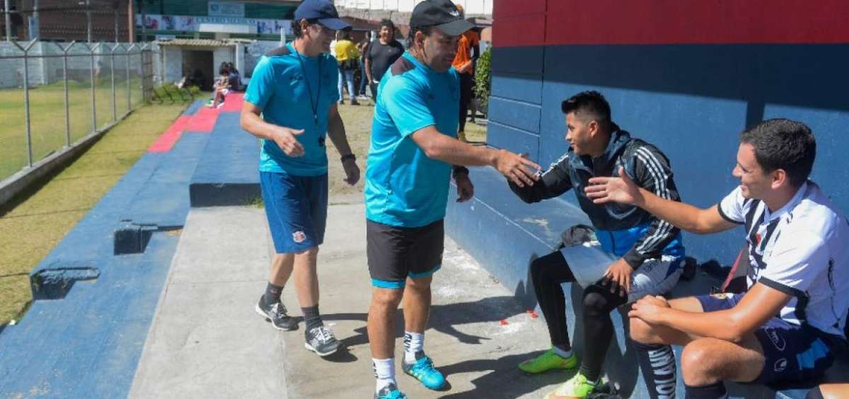 Fabi&aacute;n Cubero (gorra negra) y Luis Ch&eacute;rrez saludan con los jugadores que llegaron a probarse en el club.