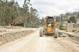 Autoridades visitaron los avances del CRS con el fin de garantizar que la obra se entregue el 31 de octubre junto con algunos trabajos de compensaci&oacute;n. Foto: Jos&eacute; Luis Llivisaca / El Tel&eacute;grafo.