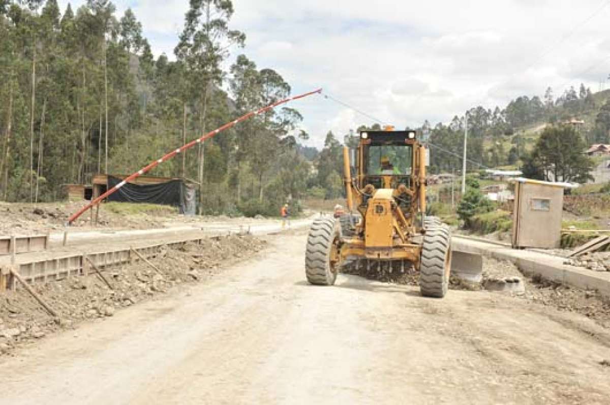 Autoridades visitaron los avances del CRS con el fin de garantizar que la obra se entregue el 31 de octubre junto con algunos trabajos de compensaci&oacute;n. Foto: Jos&eacute; Luis Llivisaca / El Tel&eacute;grafo.