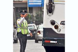 Buses deben circular por la derecha