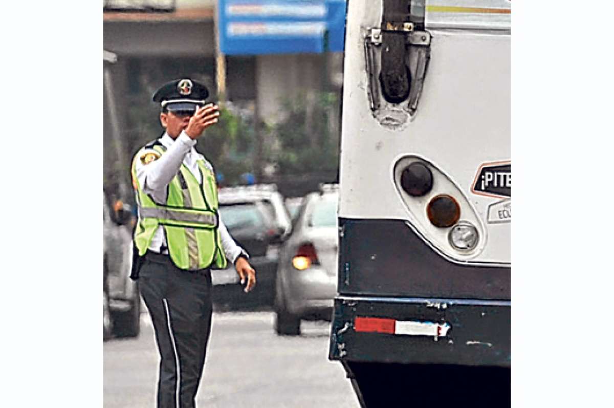 Buses deben circular por la derecha