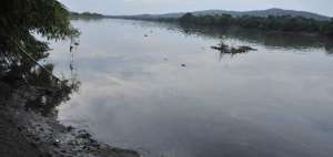 La tarde el martes se registr&oacute; el derrame de combustible en el R&iacute;o Daule.
