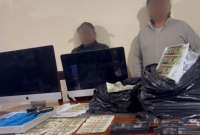 El dinero confiscado por las autoridades policiales.