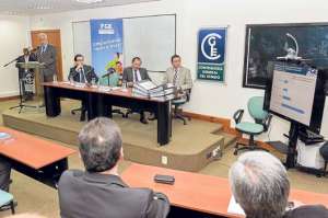 Galo Chiriboga (izquierda) durante la presentaci&oacute;n del proyecto. Foto: &Aacute;lvaro P&eacute;rez |  El Tel&eacute;grafo