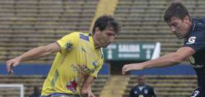 Rodrigo Canosa (i) disputa el bal&oacute;n con Federico Nieto (d) en un partido del torneo local.