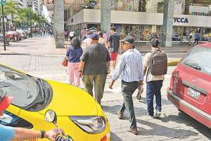 En la Avenida 9 de Octubre y calle Boyac&aacute; (centro de Guayaquil) los carros se quedan en el paso cebra. Foto: Jos&eacute; Mor&aacute;n/ El Tel&eacute;grafo