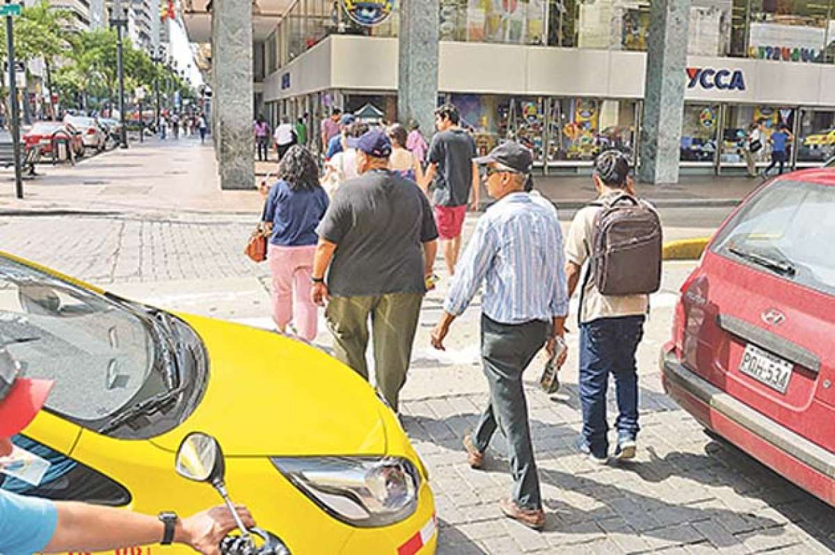 En la Avenida 9 de Octubre y calle Boyac&aacute; (centro de Guayaquil) los carros se quedan en el paso cebra. Foto: Jos&eacute; Mor&aacute;n/ El Tel&eacute;grafo