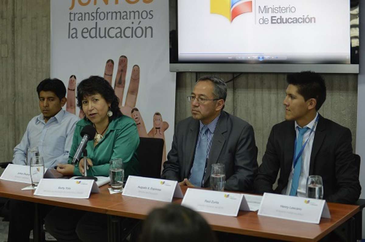 Los ministros de Educaci&oacute;n y de Inclusi&oacute;n Econ&oacute;mica y Social explicaron el proceso de fabricaci&oacute;n y adquisici&oacute;n de los pupitres. Foto: Miguel Jim&eacute;nez / El Tel&eacute;grafo