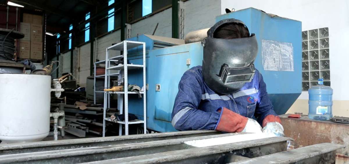 Teresa Y&eacute;pez utiliza sus habilidades como soldadora en su trabajo en la refiner&iacute;a y en sus proyectos de ayuda.