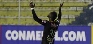 Edison Carcel&eacute;n de The Strongest festeja el triunfo ante Pe&ntilde;arol este jueves durante un partido de la Copa Libertadores en el estadio Hernando Siles de La Paz.