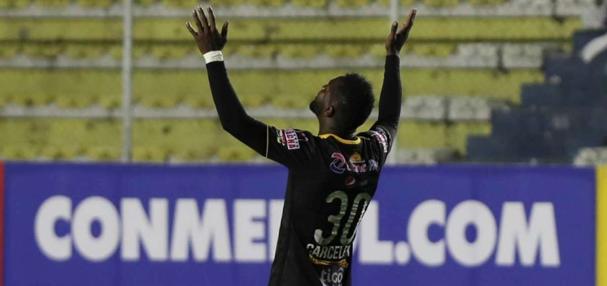 Edison Carcel&eacute;n de The Strongest festeja el triunfo ante Pe&ntilde;arol este jueves durante un partido de la Copa Libertadores en el estadio Hernando Siles de La Paz.