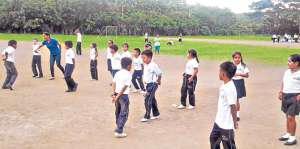 La profesora Paola Villao ense&ntilde;a a sus estudiantes el folclor de la Sierra mientras practica un baile con ellos. Foto: Diana Holgu&iacute;n / El Tel&eacute;grafo
