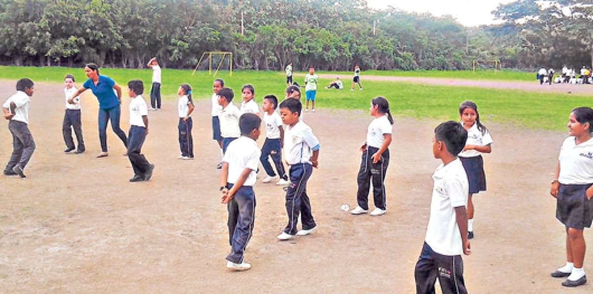 La profesora Paola Villao ense&ntilde;a a sus estudiantes el folclor de la Sierra mientras practica un baile con ellos. Foto: Diana Holgu&iacute;n / El Tel&eacute;grafo