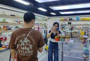 En la empresa Red Carp, ubicada en Jiangsu-China, hay unas 80 personas que promocionan a través de transmisiones en vivo sus productos. Lo hacen en redes soc