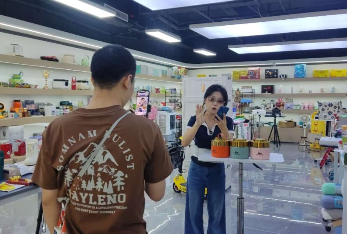 En la empresa Red Carp, ubicada en Jiangsu-China, hay unas 80 personas que promocionan a través de transmisiones en vivo sus productos. Lo hacen en redes soc