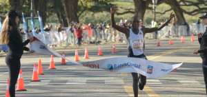 Chebet se impone en la Marat&oacute;n de Buenos Aires con nuevo r&eacute;cord