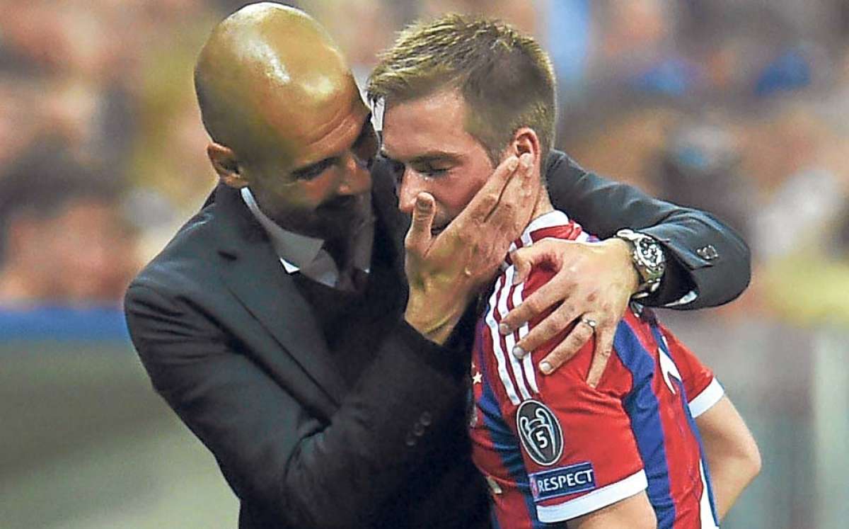 &lsquo;Pep&rsquo; Guardiola consuela al capit&aacute;n Philipp Lahm despu&eacute;s de la eliminaci&oacute;n en el Allianz Arena. Foto: AFP