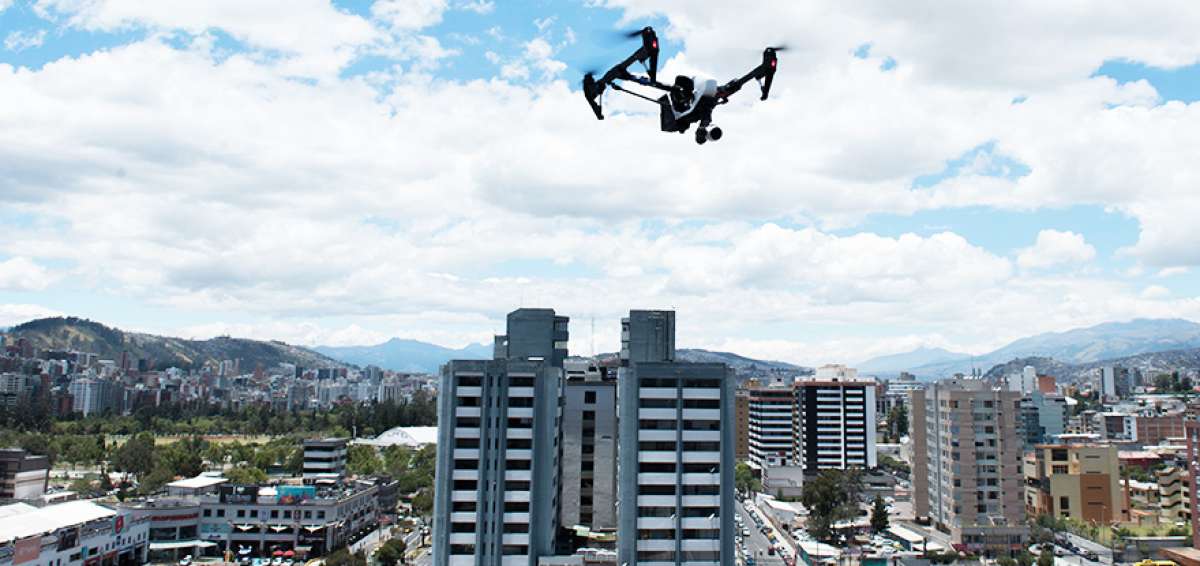 Los sobrevuelos de los drones, por  su perspectiva de observaci&oacute;n, proporcionan im&aacute;genes tanto en video como en fotograf&iacute;as de los posibles sospechosos.