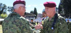 En la gr&aacute;fica, los comandantes entrante y saliente del Comando Conjunto de las FF.AA. Roque Moreira (i) y Luis Lara.  