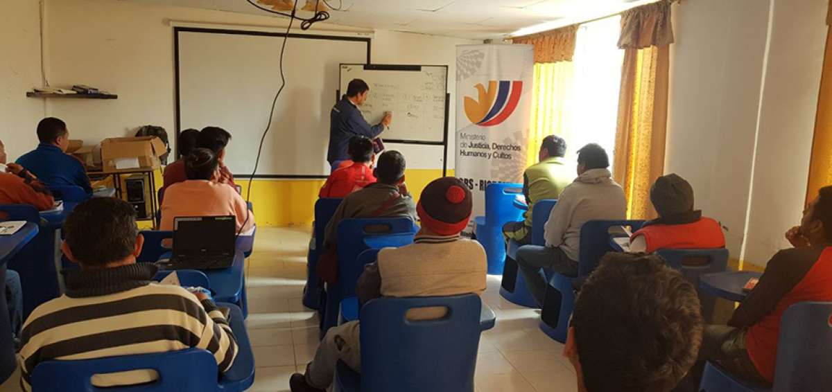 En el Centro de Rehabilitaci&oacute;n Social (CRS) de Riobamba, tambi&eacute;n hubo  capacitaciones a los internos en el &aacute;mbito de las finanzas, ahorro y proyectos.