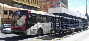 Frente al edificio Benalc&aacute;zar Mil, en la av. 10 de Agosto, funciona una parada provisional para los usuarios de la Ecov&iacute;a.