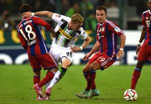 El volante del Borussia Moenchengladbach, Andre Hahn, trata de superar la marca de Juan Bernat y Mario G&ouml;tze del Bayern Munich. Foto: AFP