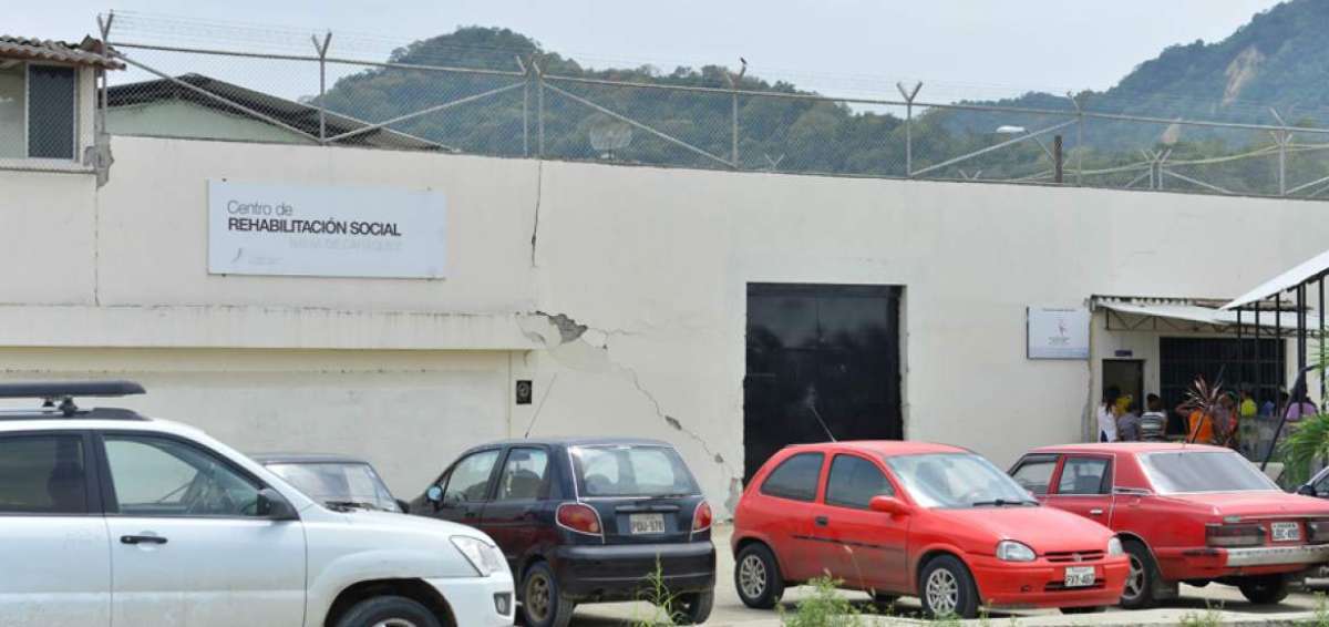 Este Centro de Rehabilitaci&oacute;n Social est&aacute; ubicado en Bah&iacute;a de Car&aacute;quez. En la parte externa se observan fisuras y paredes semiinclinadas.