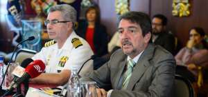 El viceministro de Defensa Nacional, Felipe Vega (derecha), inform&oacute; sobre las acciones emprendidas luego de la localizaci&oacute;n de un barco chino en territorio nacional.