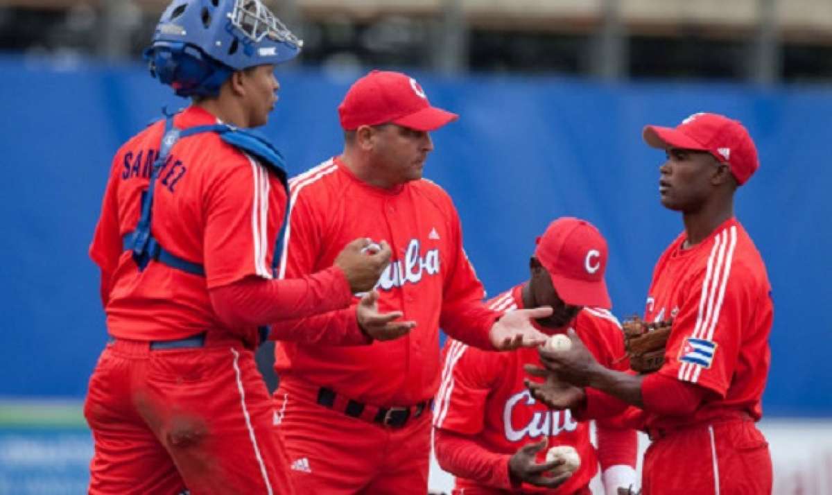 El seleccionador cubano, Roger Machado (c), conf&iacute;a en alcanzar el oro en JJ.PP.