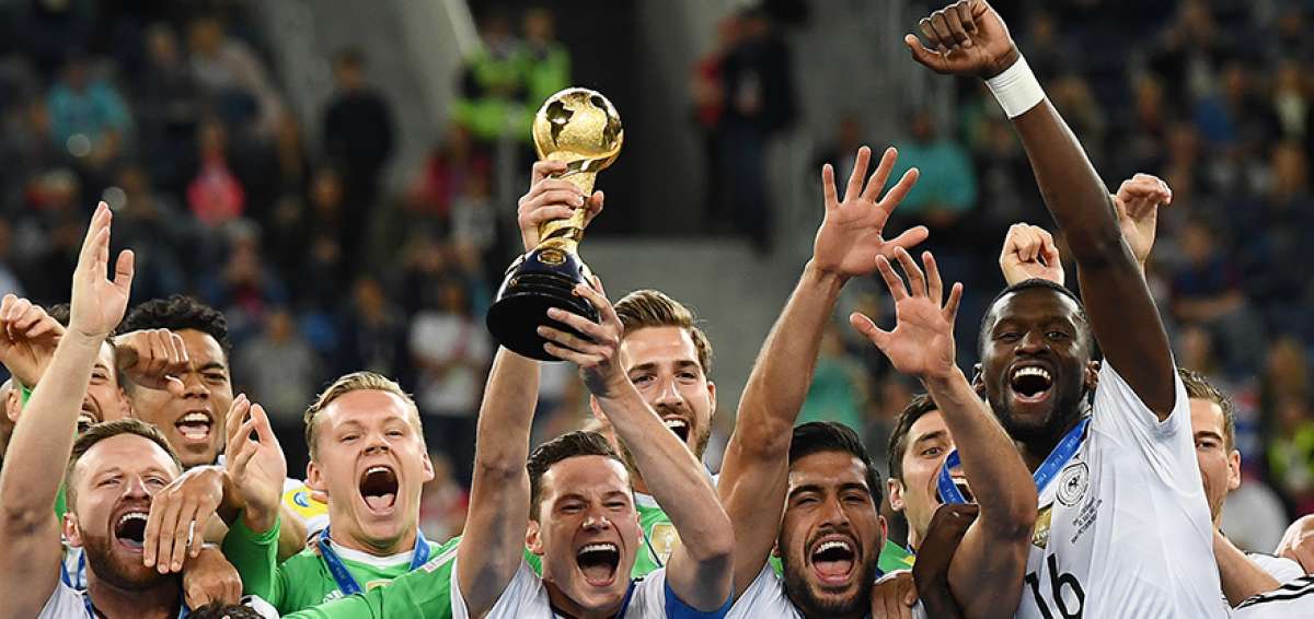 El capit&aacute;n Julian Draxler levanta el trofeo de la Copa Confederaciones en el festejo junto a sus compa&ntilde;eros.       
