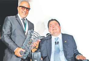 Emilio Estefan junto a Marc A. Buoniconti, un ex jugador de f&uacute;tbol americano que se lesion&oacute; en la m&eacute;dula espinal y de qui&eacute;n el productor cubano se refiere en un documental.