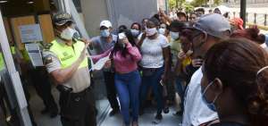 Los familiares de los detenidos por el toque de queda se arremolinaban cada vez que sal&iacute;a un polic&iacute;a con la lista de las personas que eran liberadas