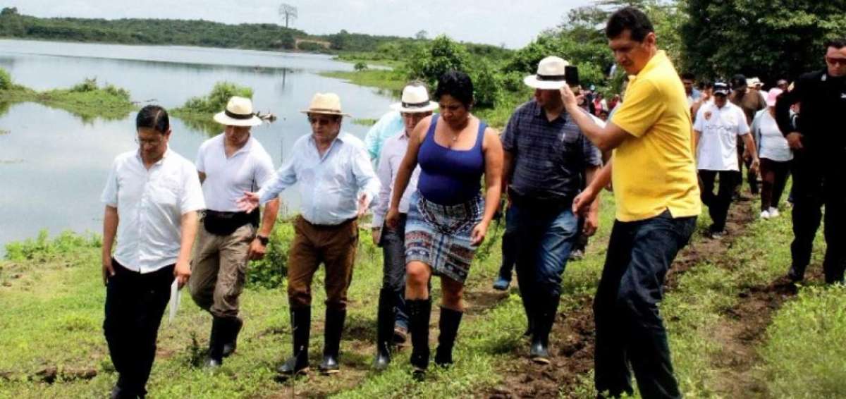 El ministro de Agricultura, Javier Ponce, y la asamble&iacute;sta Mar&iacute;a Jos&eacute; Carri&oacute;n verificaron la semana pasada el estado de los predios de La Majadita.