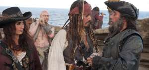Javier Bardem (d), quien debe pagar $ 150.000 al Ministerio de Hacienda espa&ntilde;ol, estelariza Piratas del Caribe 6 con Pen&eacute;lope Cruz (i) y Johhny Depp.