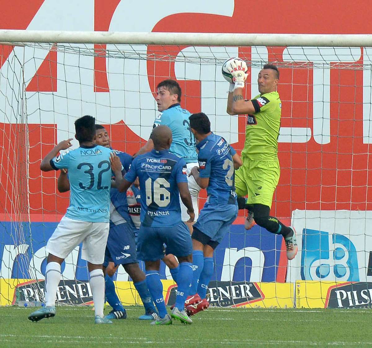 Federico Nieto (31), delantero de U. Cat&oacute;lica, intenta cabecear el bal&oacute;n ante la salida del arquero &lsquo;el&eacute;ctrico&rsquo; Esteban Dreer. Tres defensas azules presionan. Foto: Eduardo Escobar / El Tel&eacute;grafo