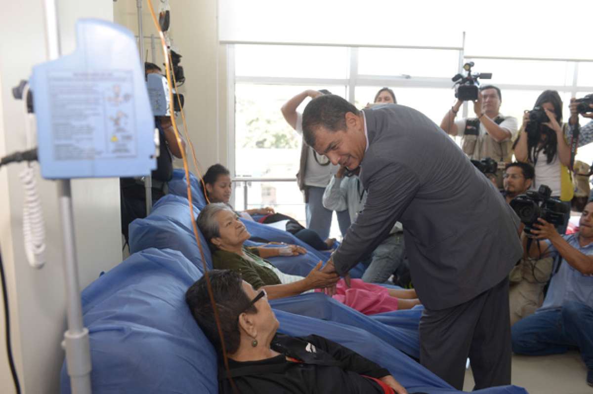Previamente a la inauguraci&oacute;n, el Presidente recorri&oacute; las nuevas &aacute;reas de consulta del hospital Abel Gilbert. Foto: Karly Torres/El Tel&eacute;grafo