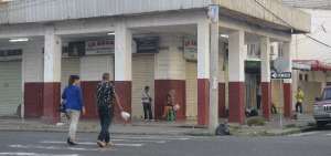 La diversidad comercial existente en zonas aleda&ntilde;as a las calles Capit&aacute;n_Najera y Coronel camuflan las actividades de prostituci&oacute;n de este sitio cercano a la bah&iacute;a.