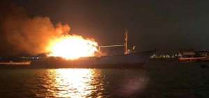 Un barco se incendi&oacute; en el puerto de Manta