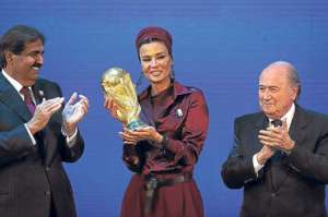El emir Hamad bin Khalifa Al-Thani (izq.) y una de sus 3 esposas reciben la copa de manos de Joseph Blatter. FOTO: TOMADO DE FIFA.COM.