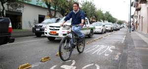 Los cuencanos aprovechan las ciclov&iacute;as para trasladarse a sus sitios de trabajo o por paseo. Una muestra es la Av. Loja y 12 de Abril.