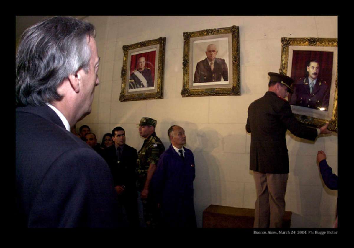El expresidente argentino, N&eacute;stor Kirchner (+), retira  un retrato del dictador Jorge Rafael Videla. Foto: Cortes&iacute;a