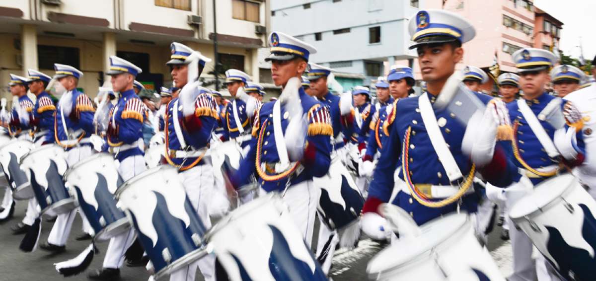 El recorrido de los j&oacute;venes de establecimientos educativos fiscales, particulares y militares comenz&oacute; en la Plaza Victoria y avanz&oacute; por la avenida Quito.