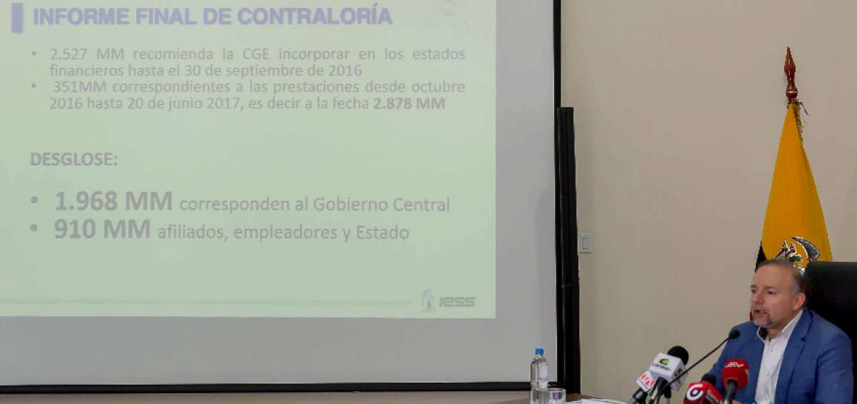Richard Espinosa, presidente del Consejo Directivo del IESS, durante una rueda de prensa.