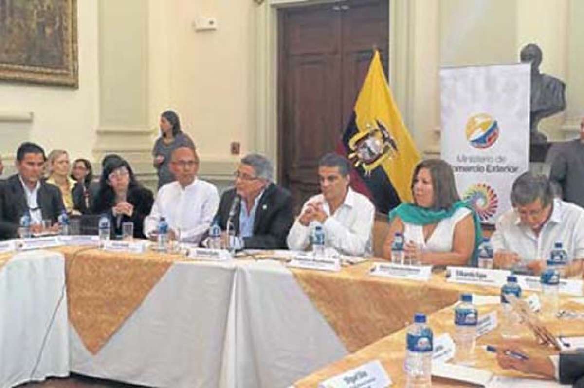 Ministros y funcionarios escucharon las inquietudes de los empresarios bananeros. Foto: Cortes&iacute;a PRO ECUADOR