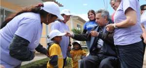 El presidente Moreno comparti&oacute; agradables momentos con los beneficiarios de las primeras casas en el proyecto San Francisco de Huarcay. 